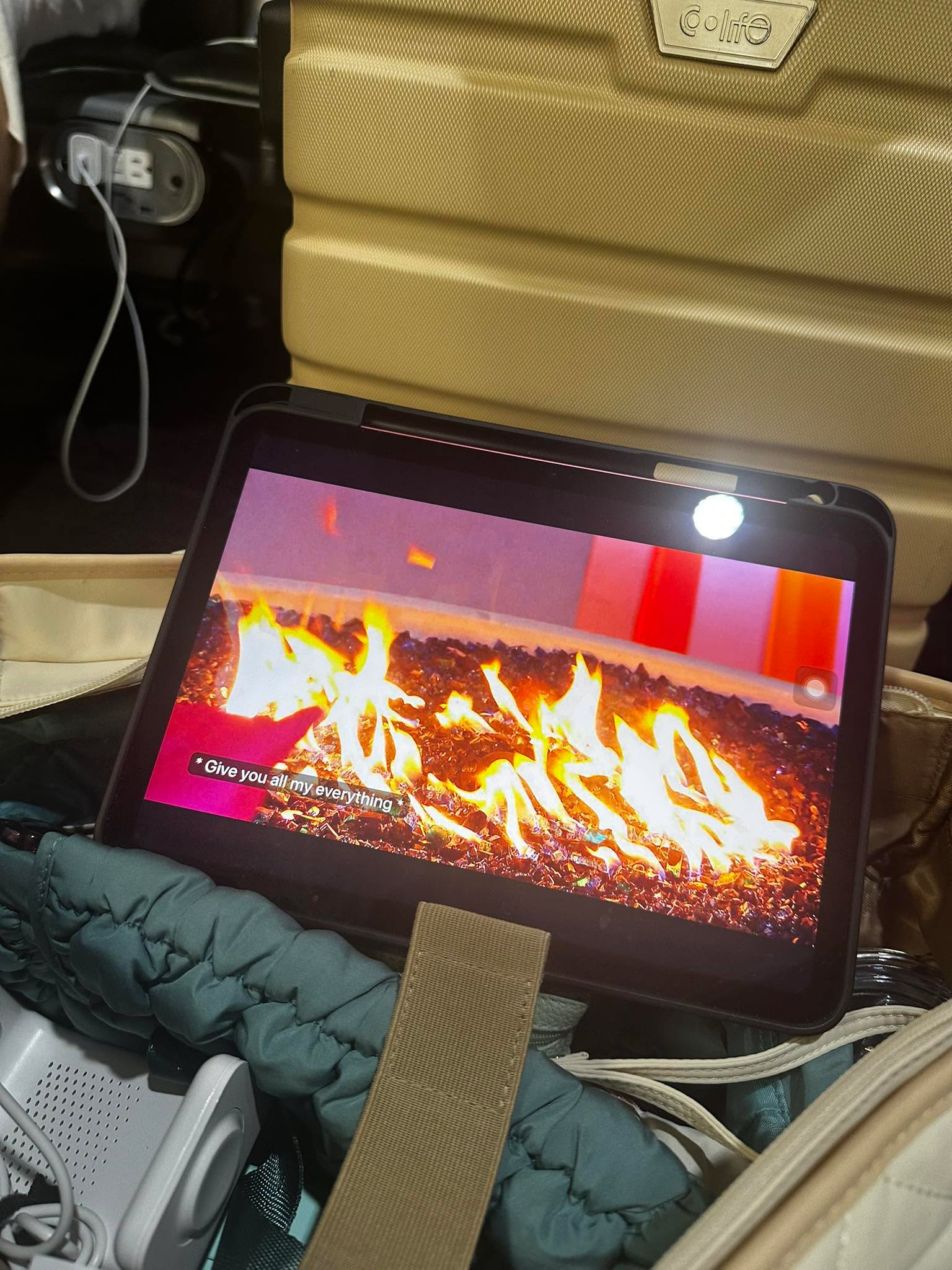 Y’all… when your ✈️ 9:30 PM flight pulls a little magic trick and turns into 11:30 (after only 800 delays 😅)… you grab a snack, find a comfy-ish chair, and binge the #LoveIslandUSA finale like it’s your job.

Delays = drama time. Let’s gooo 💅📺💕